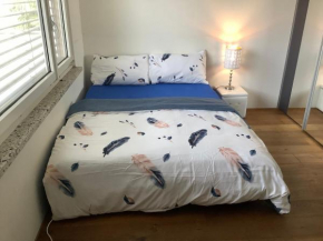 Chambre lumineuse et spacieuse avec rangements généreux
